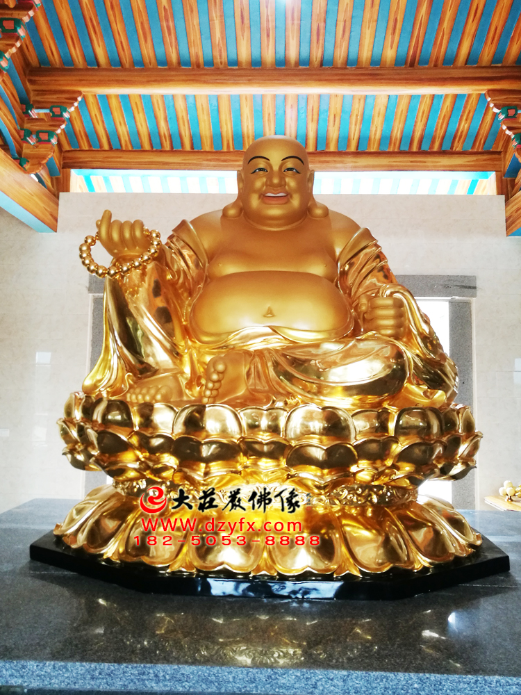 寺庙中供奉的弥勒佛宝像