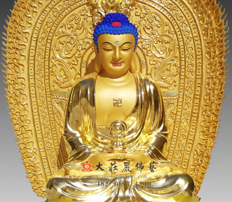 铜雕三宝佛之释迦牟尼佛正面近照贴金佛像