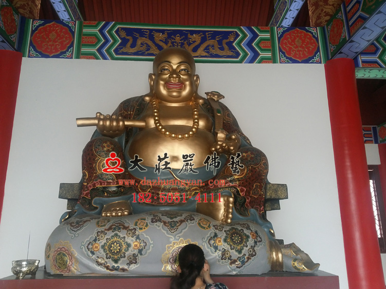 桓台华严寺弥勒佛现场彩绘进行中