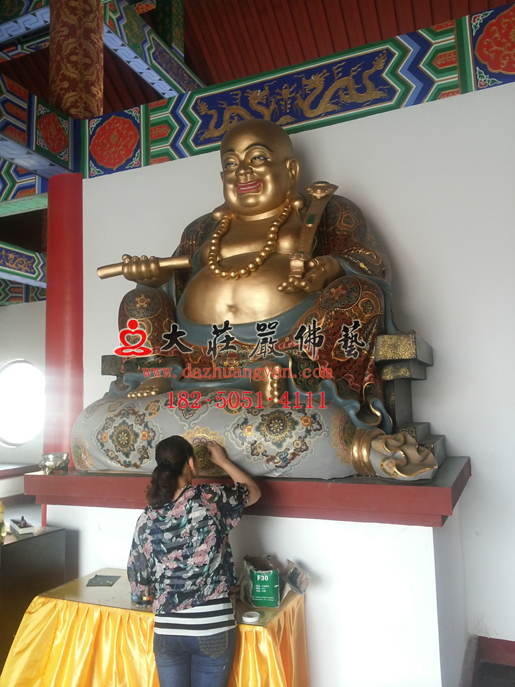 桓台华严寺弥勒佛现场彩绘进行中
